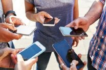 هل تسيطر شبكات التواصل على عقلك؟