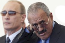 صالح الباني للمساجد يراقص الأفاعي ويكتنز الخمور