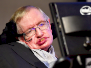 ستيفن هوكنغ يقاضي وزير الصحة البريطاني