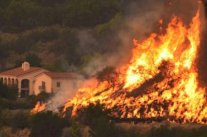 مصرع اطفائي في حريق كاليفورنيا