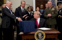 ترمب يوقع ميزانية الدفاع البالغة نحو 700 مليار دولار