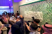 فنان أميركي يهدي العاهل السعودي لوحة «سلام»