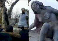 مختل عقليًا ملتح يخرب تمثال امرأة عارية في الجزائر