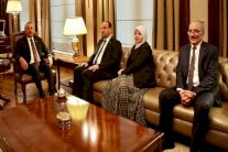 أوغلو يلتقي الحريري ويؤكدان على مرجعية جنيف و٢٢٥٤