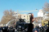 إيرانيون يرفعون شعار 