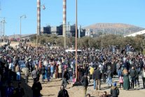 المئات يخاطرون بحياتهم في