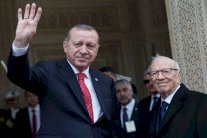 السبسي يؤدب أردوغان بعد رفعه لشعار رابعة الإخواني