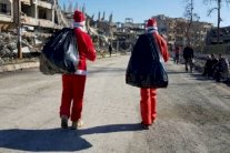 سانتا كلوز وشجرة ميلاد في مدينة الرقة السورية