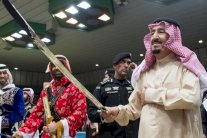 العاهل السعودي يشارك زوار الجنادرية رقصة العرضة