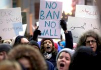 ديمقراطيون: صدّ ترامب للمهاجرين يخدم 