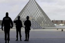 مهاجم العسكريين في باريس قد يكون نشر تغريدات قبل الاعتداء