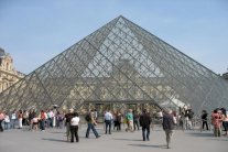 متحف اللوفر يعيد فتح أبوابه غداة الاعتداء