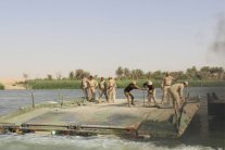 غارات وقصف ضد داعش بأيمن الموصل تمهيدًا للعبور