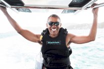 أوباما طفلاً يمخر عباب البحر في جزر العذراء