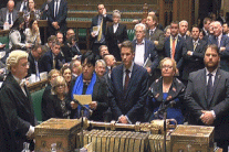 الحكومة البريطانية تتخطى أولى العقبات أمام (بريكسيت)