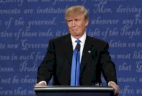 شخصيات ديموقراطية تؤيد تعليق مرسوم ترامب حول الهجرة