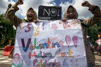 رافضو عيد الحب يحتجون !