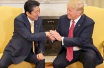 مصافحة محرجة بين ترامب وآبي