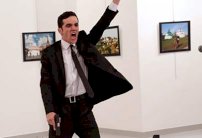 روسيا غاضبة بسبب فوز صورة لمقتل السفير الروسي في تركيا