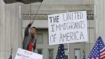قاض فدرالي يرفض طلبًا لتأخير النظر في مرسوم الهجرة