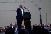 ترامب: العمل يسير بسلاسة