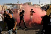 آلاف العراقيين في تظاهرات صامتة مطالبين بالإصلاح