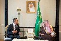 العاهل السعودي يبحث مع وزير الدفاع الماليزي التعاون المشترك