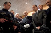 شرطي فرنسي يطلق النار عن طريق الخطأ خلال كلمة لهولاند