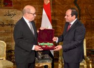 السيسي يكرم وزير الدفاع الفرنسي
