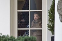 ابن ايفانكا ترامب يخطف الأضواء من جده