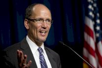 الديموقراطيون يختارون مقربًا من أوباما زعيمًا جديدًا لحزبهم