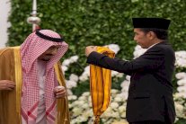 الملك سلمان يتقلد وسام النجمة الأندونيسية من الرئيس ويدودو