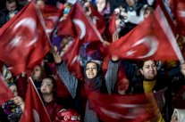 تظاهرة نسائية في اسطنبول دعما لتوسيع صلاحيات أردوغان