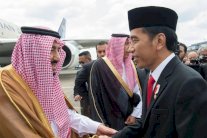 استقبال حاشد للملك سلمان في إندونيسيا