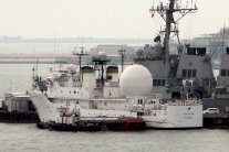 سفينة أميركية تغيّر مسارها بعد اقتراب زوارق إيرانية