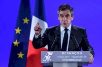 صحيفة فرنسية: بزات فاخرة بآلاف اليورو هدايا لفيون