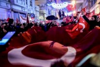 نزع علم هولندا من على قنصليتها في اسطنبول