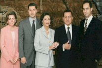 مبارك يعود إلى منزله لكنه يظل تحت الإقامة الجبرية