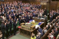 نواب بريطانيا يقرّون بريكسيت