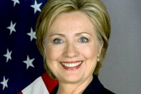 كلينتون تعلن استعدادها للعودة إلى معترك السياسة