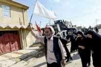 عراقيون ينتظرون لقاء أقربائهم الفارين من الموصل