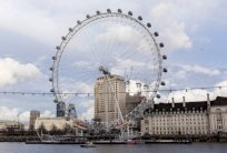 سياح يعلقون في عجلة 