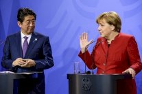 ميركل وآبي يطالبان بـ