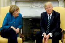 ترامب لم يرفض مصافحة ثانية من ميركل