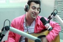 المطرب المغربي الشاب نصر ميكري يقدم شريطه الجديد «الساعة دور»