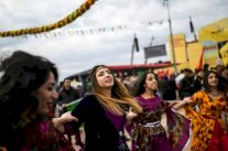 أكراد يحتفلون بالنوروز في تركيا رغم إطلاق نار