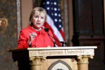 كلينتون تنتقد ترامب لاقتراحه خفض ميزانية وزارة الخارجية