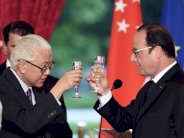 هولاند يصل إلى سنغافورة أولى محطات جولته الآسيوية