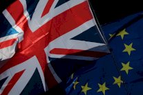 بريطانيا تخرج من الاتحاد الأوروبي لتدخل نفقًا مجهولًا