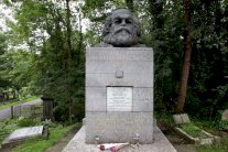 نصب تذكاري لكارل ماركس في مقبرة هايغات